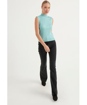 "Licht en stijlvol: mouwloze gebreide blouse", die lichtheid en elegantie combineert, is onmisbaar voor warme dagen. De fijne gebreide textuur zorgt voor luchtdoorlaatbaarheid van de blouse, houdt je koel en voegt elegantie toe aan je stijl. Terwijl het mouwloze ontwerp je vrij laat bewegen, benadrukt het je elegantie met zijn moderne snit. Deze blouse is een kandidaat om een ​​van de onmisbare stukken van je garderobe te zijn, waarmee je je combinaties kunt verrijken met verschillende kleuropties. Toon uw stijl op zomerdagen met de "Licht en stijlvol: mouwloze gebreide blouse", die degenen zal plezieren die comfort willen ervaren zonder concessies te doen aan elegantie.