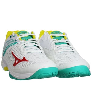 De Mizuno Wave Exceed Tour 4 AC witte herentrainers zijn speciaal ontworpen voor tennissers die uitzonderlijke prestaties eisen van hun schoenen. Deze sportschoenen hebben een gestroomlijnde witte kleur met subtiele details, die staan voor zowel stijl als functionaliteit op de baan. Met Mizuno's innovatieve technologieën bieden deze sportschoenen de perfecte mix van comfort, stabiliteit en snelheid voor jouw tenniswedstrijden.

Belangrijkste kenmerken:

 Mizuno Wave Technologie:  De trainers zijn uitgerust met Mizuno's Wave technologie, die zorgt voor uitstekende demping en stabiliteit tijdens zijwaartse bewegingen op de tennisbaan.

 Tennisspecifiek ontwerp:  Deze sportschoenen zijn ontworpen met tennissers in gedachten en bieden functies die wendbaarheid en ondersteuning voor snelle en precieze bewegingen verbeteren.

 Duurzame materialen:  Deze sportschoenen zijn gemaakt van hoogwaardige materialen en zijn bestand tegen de zware eisen van het tennisspel.

 Ademend bovenwerk:  De sportschoenen hebben een ademend bovenwerk, waardoor de lucht goed kan stromen om je voeten koel en comfortabel te houden tijdens intense wedstrijden.

 Lichtgewicht:  Ontworpen met lichtgewicht materialen, deze trainers minimaliseren bulkiness en vermoeidheid, waardoor je licht op je voeten blijft.

 Veilige pasvorm:  De sportschoenen hebben een vetersluiting, voor een veilige en aangepaste pasvorm.

 Mizuno Merk:  Als onderdeel van het gerenommeerde merk Mizuno staan deze sportschoenen voor kwaliteit en expertise in sportschoenen.

 Veelzijdige stijl:  De strakke witte kleur en het tennisspecifieke ontwerp maken deze sportschoenen geschikt voor zowel prestaties op het veld als vrijetijdskleding.

Verbeter je tennisspel met de Mizuno Wave Exceed Tour 4 AC witte herentrainers. Ervaar de ondersteuning en wendbaarheid die je nodig hebt om optimaal te presteren op de tennisbaan, terwijl je er stijlvol en gepolijst uitziet met deze topkwaliteit sportschoenen van Mizuno.