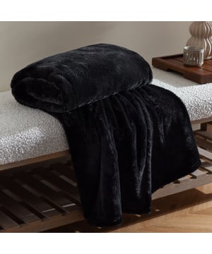 Never will you need another blanket to cosy up to with the Kallu throw. Featuring single-layered, double-sided faux fur in a range of earthy tones, this design is finished with a wide border around all sides. No snuggle factor lost, and double softness gained!