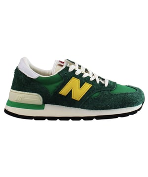 Los diseñadores originales del 990 se encargaron de crear la mejor zapatilla de carrera en el mercado. El producto terminado estaba más de lo que estaba a la altura de su facturación. Cuando llegó a los estantes por primera vez en 1982, el 990 lucía un color gris elegante y discreto, y un precio de tres cifras inaudito. Para los corredores ávidos y por delante de los creadores de sabor de la curva, el 990 era una marca de calidad y sabor superior. Ha habido actualizaciones del diseño desde '82 y más opciones de color, pero el símbolo de estado de aspiración del 990 nunca ha cambiado. En pocas palabras, el 990 es el zapato tan bueno, que nunca hemos dejado de hacerlo.