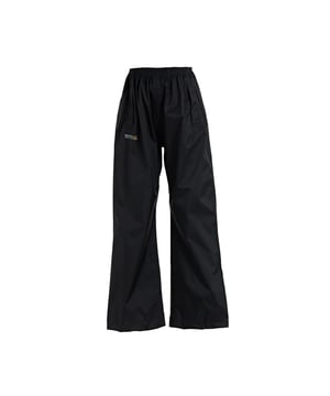 Die Pack-it ist unsere ungefütterte, packbare Überhose für Jungen von Outdoor Adventure, die für Spaß bei nassem Wetter entwickelt wurde. Die Regenwetterjäger sind aus unserem Isolite-Gewebe mit leichten, wasserdichten, atmungsaktiven und windabweisenden Eigenschaften gefertigt. Der praktische Packsack ist perfekt zum Verstauen in der Schultasche. Kombinieren Sie sie mit der passenden Pack-it-Jacke für vollen Schutz. 100% Polyester. Regatta Kids Größen (Taille ca.): 2 Jahre (52-53cm), 3-4 Jahre (53-54cm), 5-6 Jahre (55-57cm), 7-8 Jahre (58-60cm), 9-10 Jahre (61-64cm), 11-12 Jahre (65-67cm), 26" (68-70cm), 28" (70-72cm).