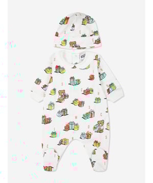 Italian fashion House Moschino depict energy and precision into their fun-filled abstracts. This baby unisex cloud xmas gift set is engineered in luxurious lightweight jersey. It contains pyjamas and a matching hat, both of which showcase multicolour all-over graphic teddy bear print. ‚ Pajamas: Peter Pan Collar, Zip Fastening, Long Sleeves, Ribbed Cuffs, Booties‚ Hat: Turn-Up Brim‚ Cotton 100%
