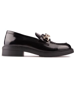 Verfris uw loaferstijl met deze opvallende Vanity-loafer van BOSS. Ze nemen het tijdloze silhouet over en updaten het voor het nieuwe seizoen met een premium, verfijnd penny-loafer-ontwerp en een dikke kettingversiering, waardoor ze een gewaagd en keurig statement maken. Deze damesloafer is gemaakt van premium leer en afgewerkt met een gepolijste look en kenmerkende branding. Hij heeft een stevig rubberen profiel en zal elke look dit seizoen een stoere uitstraling geven.