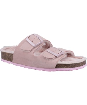 Der Jessie Slipper ist ein einfacher Slipper mit einem gemütlichen Fußbett aus Wolle und einem Obermaterial aus Wildleder. Er eignet sich perfekt zum Entspannen im Haus oder zum Herumtollen im Garten.