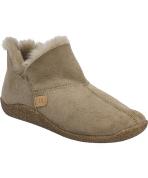 Ontdek de pure gezelligheid en kwaliteit in elk paar Vinny 07 pantoffels van JOSEF SEIBEL. Deze damesslippers in de kleur beige combineren traditioneel vakmanschap met een moderne uitstraling. Het zachte bovenwerk van lamsleer en de warm gevoerde binnenkant bieden zowel warmte als gezelligheid op koude winterdagen. Dankzij het uitneembare en verwisselbare voetbed van textiel is het mogelijk om je eigen orthopedische voetbed te gebruiken, waardoor de Vinny 07 pantoffels een echte vriend voor je voeten worden. De TR/kurkzool staat niet alleen voor slipweerstand en lichtheid, maar ook voor duurzaamheid en duurzaamheid. Bijzonder opmerkelijk is het Strobel stiksel, een traditionele verbindingsmethode die het bovenwerk aan de buitenste tussenzoolcombinatie naait en zo de stabiliteit van de schoen bevordert. De Relax-collectie, waartoe ook de Vinny 07 pantoffels behoren, belooft een gegarandeerde pasvorm en topkwaliteit en wordt onder de nieuwe naam Westland voortgezet als JOSEF SEIBEL Relax. Wat deze pantoffels zo bijzonder maakt, is niet alleen de zorgvuldige productie in de EU, maar ook het feit dat ze deel uitmaken van de slow fashion-beweging, die kwaliteit en duurzaamheid belangrijker vindt dan kortstondige trends. Perfect voor ontspannende uren thuis, vormen ze een uitstekende basis voor elke vrijetijdsbesteding. Met de Vinny 07 pantoffels van JOSEF SEIBEL is elke stap een teken van welzijn en duurzame kwaliteit.