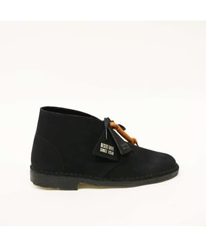 Specificaties: Geklede schoenen van eersteklas suède leer, met de iconische crêpezool van duurzame oorsprong en leren label gegraveerd met het Clarks-logo Bovenwerk: suède leer Vetersluiting: Veterzool Type: Hielliftzool
