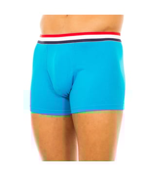 Bóxer Tommy Hilfiger.
Fabricado en algodón elástico.
Color turquesa.
Cinturilla de goma elástica tricolor, con el  nombre de la firma bordado.
Tejido cómodo y transpirable.
Frontal anatómico, con capacidad de sujetar sin apretar.
Costuras vistas a tono.

Composición:
- 95% Algodón Orgánico.
- 5% Elastano.

 Instrucciones de lavado:
-Lavar a temperatura máx. 40ºC. 
-No usar lejía.
-Admite lavado en seco.
-Permite utilizar secadora.
-Planchar a temperatura máx. 130ºC.