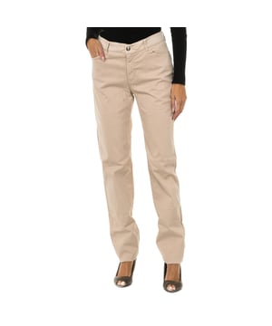 Lange broek.
 Tailleband met riemlussen.
 Rits- en knoopsluiting aan de voorkant.
 Twee zakken aan de voorkant en minizakje.
 Twee zakken op de achterkant met het metalen logo.
 Normale pasvorm.
 Elastische stof.
 Naden in toon zichtbaar.
 Samenstelling: 70% Katoen, 28% Modal, 2% Elastaan
 Onderhoud:
- Maximaal wassen op 30ºC.
 - Strijken op gemiddelde temperatuur, max. 110ºC.
 - Je kunt een droger gebruiken.
 - Geen bleekmiddel gebruiken.
 - Kan niet chemisch gereinigd worden.