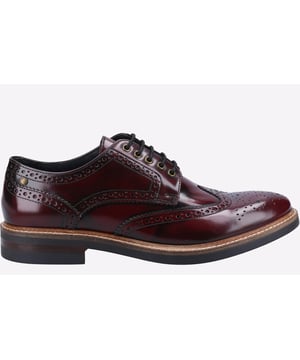 Base London gives you a traditional British derby brogue with a contemporary twist in the Woburn. Hi Shine high quality leather upper with decorative toe detail and a wing tip toe cap. Finished with high quality leather lining and a rubber sole.
- Base London men's traditional British brogue- Highly popular fashion brogue
- Hi-Shine Leather uppers
- Men's Derby Wingtip
- Contemporary twist to a classic brogue design
- Quality leather lining
- Base London preppy sock with gold print logo
Fashionable chunky rubber studded sole with rosette branding