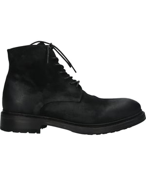 Boots der Marke Blackstone. In der Farbe BLACK. Hergestellt aus Suede mit einem Futter aus Leather. Dieser Schuh ist mit einer Profile Sohle gefertigt.