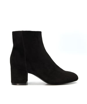 Womens Dune Prisha Block-Heel Ankle Boots in black.- Suede upper.- Zip fastening.- Wide-fit.- Low block heel.- Synthetic sole.- Ref: 00925039409037