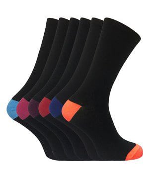 Een set geklede katoenen sokken is onmisbaar in de sokkenla van elke man. In deze set herensokken vind je deze eigenschappen en zijn ze ook nog eens voordelig geprijsd. Deze sokken zijn katoenrijk en zacht, perfect voor dagelijks gebruik. Ze hebben een stay up bovenkant aan de bovenkant van de sok om ervoor te zorgen dat ze ook niet naar beneden vallen. Kies uit 3 gekleurde stijlen, waaronder strepen, argyles en effen zwart. Ze zijn maat 39-45 EU 39-45 eur 7-12 US, verpakt in een pakket van 6 paar en ze zijn machinewasbaar.