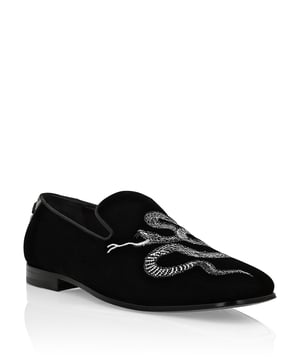 Avondschoenen zijn het must-have kledingstuk voor je elegantie. Kijk naar Pleins herziene slip-on versie. Zie hoe details het verschil maken.   Fluwelen bovenzijde   Geborduurde slang met juwelen op de bovenzijde   Afwerking met grosgrain biesjes   Patent hiellipje met metalen merk   Zool van echt leer   Logo met hot stamp op de buitenzool   Nappaleren voering   Doorgestikt satijnen voetbed met ruitjes