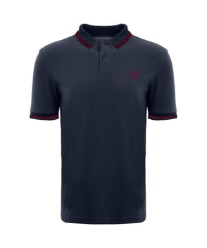 Wil je je "fashion edge" laten zien als de temperaturen dalen? Laat dat niet het geval zijn. Kijk dan eens naar deze polo van Sergio Tacchini. Geborduurd merk op de borst met een nauwsluitende ribboord aan de kraag en mouwen, een knoopsluiting met 2 knopen en een rechte splitzoom. Doorgestikt ribmotief op de rug. 100% katoen in een piqué polo met korte mouwen.

 Let op: dit is een kleine maat