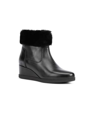 Deze schoenen zijn voorzien van een thermische voering die zelfs tegen de meest barre temperaturen kan beschermen. Geox-technologie ten dienste van comfort en praktisch gebruik.