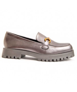 Mocasín de plataforma para mujer. Calce cómodo. Plantilla acolchada de piel natural. Fabricado por otras marcas para nuestra marca. Medidas aproximadas: 4 cm de tacón y 2 cm de plataforma.