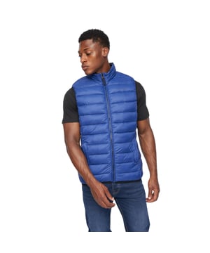 Gewebetechnik: Leicht. Design: Logo, Unifarben, Gesteppt. Durchgehender Reißverschluss. Taschenart: Zwei Seitentaschen. Ärmellos. Stehkragen. M: 102 cm. L: 107 cm. XL: 112 cm. XXL: 116,84 cm.