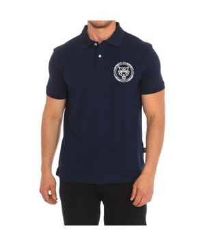 Korte mouwen polo Plein Sport.  
Lapel kraag  
Halve knoopsluiting.  
Korte mouwen met ribbelafwerking.  
Merkprint op de voorkant.  
Merkbadge op de achterkant.  
Zomen in dezelfde kleur.  
Samenstelling: 95% Katoen, 5% Elastaan  
Verzorging:  
Wassen op maximaal 30º.  
Strijken op lage temperatuur.  
Niet in de droger gebruiken.  
Niet bleken.  
Niet chemisch reinigen.
