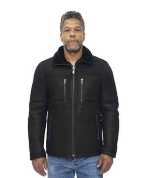 Experimente el epítome del estilo fresco y resistente con nuestra chaqueta de motociclista de cuero negro de piel de oveja para hombre. Meticulosamente confeccionada a partir de auténtica piel de oveja merino de doble cara, esta chaqueta ofrece una lujosa combinación de comodidad y durabilidad. El exterior muestra una suave y tersa piel de oveja negra, mientras que el grueso interior negro proporciona una calidez y un aislamiento superiores. Las características de diseño de esta chaqueta de motociclista incluyen: • Dos bolsillos con cremallera en la cintura y dos bolsillos con cremallera en el pecho, que ofrecen un amplio espacio de almacenamiento para sus elementos esenciales. • Un cierre de cremallera resistente que conduce a un cuello estilo camisa versátil, que ofrece opciones para diferentes looks y mayor protección contra los elementos. • El material de piel de oveja negra de la chaqueta exuda un atractivo elegante y atemporal, perfecto para expresar su estilo personal. • La piel de oveja merino de doble cara garantiza una calidad superior y una durabilidad duradera, lo que hace de esta chaqueta una compañera confiable para los años venideros. • La combinación del exterior suave y el interior acogedor crea una capa cómoda y aislante, ideal para climas más fríos. Mejora tu estilo motero con nuestra chaqueta motera de piel de oveja negra para hombre, una prenda imprescindible que combina moda y funcionalidad sin esfuerzo para el hombre moderno. Piel de oveja completa Estilo clásico Ajuste cómodo súper suave