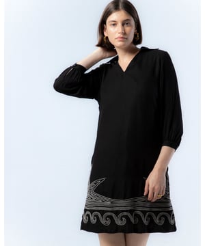 El vestido negro Bruna es sinónimo de elegancia y estilo. Este vestido te hará sentir especial gracias a su bordado de hojas otoñal.
 
 
 
 Vestido corto con cuello pico.
 
 Manga por debajo del codo.
 
 Detalle de bordado a máquina y mano en cuello y bajo.
