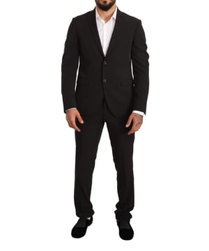 Marca: DOMENICO TAGLIENTE  
Color: Negro  
Estilo: Traje de dos piezas de un solo botón; incluye blazer y pantalones  
Cierre: Cierre de dos botones  
Ajuste: Corte ajustado  
Tres bolsillos interiores  
Una abertura en la parte trasera  
Cierre de cremallera de pantalones de 3 vías  
Detalles del logo  
Hecho en Italia  
Material: 94% Poliéster 6% Spandex  
Forro: 100% Poliéster