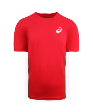 The Asics Essentials Men's Red T-Shirt is designed for both performance and comfort. Made from breathable, moisture-wicking fabric, this t-shirt keeps you cool and dry, whether you're working out or going for a casual outing. The classic red color provides a bold look, while the Asics logo on the chest adds a subtle touch of branding. With its comfortable fit and lightweight feel, it's perfect for athletic activities, running, or daily wear. Ideal for men who appreciate both functionality and style in their activewear.