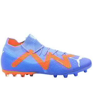 Puma Future Ultimate MG Mannen Blauwe Voetbalschoenen, een fusie van innovatie en stijl ontworpen om je spel als nooit tevoren te versterken. Deze schoenen zijn vervaardigd met de nieuwste technologie en ontworpen voor ultiem comfort, zodat je je volledige potentieel op het veld kunt benutten.

Belangrijkste Kenmerken:

 NetFit Bovenwerk: De Future Ultimate MG beschikt over Puma's innovatieve NetFit bovenwerk, dat aanpasbare vetersystemen biedt voor een persoonlijke pasvorm en verbeterde stabiliteit. Dit aanpasbare vetersysteem zorgt voor optimale vergrendeling, zodat je je kunt concentreren op je prestaties zonder je zorgen te maken over slippen of ongemak.

 FusionFit EvoKnit: Gemaakt met FusionFit EvoKnit-technologie, bieden deze schoenen een naadloze, sokachtige pasvorm die zich naar de vorm van je voet vormt voor ongeëvenaard comfort en ondersteuning. Het EvoKnit-materiaal is lichtgewicht en ademend, waardoor je voeten koel en comfortabel blijven gedurende de hele wedstrijd.

 Dynamisch Bewegingssysteem: Ontworpen om behendigheid en responsiviteit te verbeteren, biedt het Dynamisch Bewegingssysteem in de Future Ultimate MG schoenen optimale grip en tractie op meerdere ondergronden. Of je nu speelt op natuurlijk gras, kunstgras of harde ondergrond, deze schoenen leveren consistente prestaties zodat je met snelheid en precisie kunt manoeuvreren.

 GripControl Pro: Puma's GripControl Pro-technologie is geïntegreerd in het bovenwerk van de Future Ultimate MG schoenen om de balcontrole en -touch onder alle omstandigheden te verbeteren. Of het nu regent of droog is, je kunt op deze schoenen vertrouwen voor superieure grip en controle, waardoor je precieze passes, dribbels en schoten met vertrouwen kunt uitvoeren.

Samenvattend, de Puma Future Ultimate MG Mannen Blauwe Voetbalschoenen combineren geavanceerde technologie met een opvallend ontwerp om je spel naar nieuwe hoogten te tillen. Ervaar ongeëvenaard comfort, behendigheid en controle met elke stap, en domineer de concurrentie met vertrouwen en stijl.