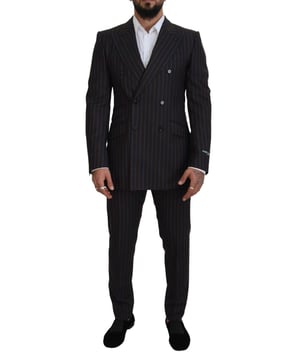 Completamente nuevo con etiquetas  
Traje de 2 piezas 100% auténtico Dolce & Gabbana  
Blazer a rayas con solapas pico y cierre de dos botones  
Pantalones con cierre oculto de cremallera y botón  
Bolsillos frontales inclinados  
Un bolsillo para reloj y dos bolsillos traseros con botones  
Pliegues prensados y dobladillos sin terminar  
Color: A rayas negras  
Estilo: Traje de 2 piezas de doble botonadura; incluye blazer y pantalones  
Cierre: Cierre de dos botones  
Ajuste: Slim Fit  
Dos bolsillos internos  
Una abertura en la parte posterior  
Cierre de cremallera de pantalones de 3 vías  
Hecho en Italia  
Muy exclusivo y de alta artesanía  
Material: 100% lana virgen  
Forro: 85% seda, 15% rayon  