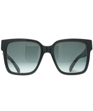 Givenchy GV7141/G/S 807 9O Schwarze Sonnenbrille. Breite der Gläser = 53mm. Breite des Nasenstegs = 19 mm. Bügellänge = 145 mm. Sonnenbrille, Sonnenbrillenetui, Reinigungstuch und Pflegeanleitung im Lieferumfang enthalten. 100% Schutz gegen UVA- und UVB-Strahlen und entspricht der britischen Norm EN 1836:2005