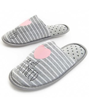 Zapatilla de casa para mujeres. Ajuste cómodo. Plantilla acolchada. Suela antideslizante. Costura reforzada. Fabricada por otras marcas para nuestra marca.