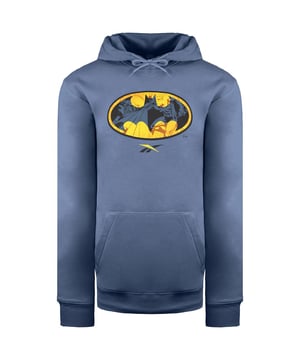 La sudadera con capucha azul Reebok x DC Batman para hombre es una prenda cautivadora que combina un diseño de inspiración atlética con las icónicas imágenes de Batman. Esta sudadera con capucha aúna estilo y fandom, permitiéndote expresar tu amor por el Caballero Oscuro mientras te mantienes cómodo y a la moda.

Características principales:

 Diseño dinámico:  Esta sudadera con capucha luce el famoso emblema de Batman de forma llamativa y atrevida, lo que la convierte en un captador de atención instantáneo. El color azul intenso es el telón de fondo perfecto para el icónico símbolo del murciélago, lo que aumenta el atractivo general.

 Tejido cómodo:  Confeccionada con una mezcla de materiales de alta calidad, esta sudadera con capucha ofrece un tacto cómodo y suave, garantizando que te sientas cómodo y relajado durante todo el día.

 Capucha con cordones:  La capucha ajustable con cordones te permite personalizar el ajuste y te proporciona una mayor protección frente a los elementos, dándote un look informal e inspirado en la ropa de calle.

 Bolsillo canguro:  El bolsillo canguro delantero no solo es una característica práctica, sino que también añade un toque de estilo a la sudadera con capucha. Es un espacio ideal para mantener las manos calientes o guardar pequeños objetos esenciales.

 Puños y bajo de canalé:  Los puños y el dobladillo acanalados proporcionan un ajuste seguro, ayudan a conservar el calor y hacen que esta sudadera con capucha sea adecuada para climas más fríos.

 Marca Batman:  El emblema de Batman en la sudadera muestra tu admiración por el Caballero Oscuro y añade una estética moderna e inspirada en la cultura pop.

 Estilo versátil:  Esta sudadera con capucha es perfecta para la ropa informal, el estilo callejero o para mostrar tu pasión por Batman. Combina bien con vaqueros, joggers o pantalones cortos, permitiéndote crear diferentes looks.

 Construcción de calidad:  Reebok es sinónimo de productos de alta calidad, y esta sudadera con capucha no es una excepción. Está diseñada para soportar un uso regular y mantener su aspecto elegante con el paso del tiempo.