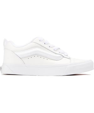Trek je veters aan voor skateparkavonturen met de iconische Vans Knu Skool. Deze kinderschoenen hebben de legendarische Vans-stijl in een gekrompen silhouet, met een stevig leren bovenwerk en de kenmerkende rubberen wafelzool voor superieure grip. Gewatteerde kragen dempen elke ollie, terwijl de blinde oogjes een strakke, gestroomlijnde look toevoegen. Pronk met je geweldige stijl, van het skatepark tot de straten van de stad, in deze klassieke bestelwagens die speciaal voor kinderen zijn ontworpen.