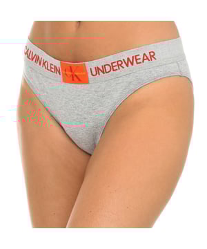 Calvin Klein briefs.
 Gray
 Elastic waistband with embroidered name and central label.
 Matching inner lining.
 Seam seen to tone.

 Composition:
 92% Cotton - 8% Elastane

 Washing instructions:
 - Wash maximum at 40ºC.
 - Iron at medium temperature, max. 110 ° C.
 - Does not allow to use tumble dryer.
 - Do not use bleach.
 - It does not support dry cleaning.
