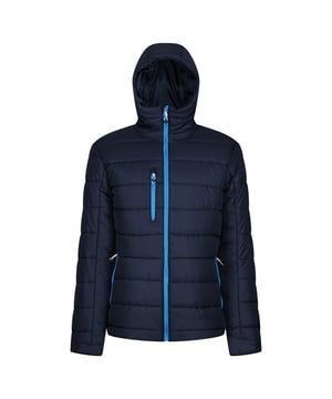 Gewebetechnik: Strapazierfähig, isolierend, Thermisch, Warmloft-Isolierung. Materialzusammensetzung (%): 100% Polyester. Gewebe: Ripstop-Gewebe. Design: Logo. Kontrastfarbener Reißverschluss, Wattiert. Mit Kapuze. Langärmlig. Kapuzenmerkmale: mit Kordelzug, angenähte Kapuze. Durchgehender Reißverschluss. Taschenart: Zwei Seitentaschen, 1 Brusttasche, Reißverschluss, 1 Innentasche. Bündchen: anpassbar, Klettverschlusslasche. Futterstoff: Verdeckter Reißverschluss. Material: Recycelbar.