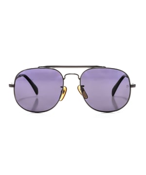 Gafas de sol 7004S con montura de metal.

Forma y diseño:
- Estas gafas David Beckham tienen una silueta cuadrada.

Material de la montura:
- La montura de estas gafas está fabricada en metal.
- El uso de metal proporciona durabilidad y ligereza a la montura.
- Esto hace que las gafas sean resistentes y cómodas de llevar.

Patillas metálicas:
- Las patillas también están hechas de metal, a juego con el material de la montura.
- El metal en las patillas agrega solidez y estabilidad a la estructura de las gafas.

Detalles de la marca:
- Grabado de la marca David Beckham en el lente.
- Estos elementos de diseño ayudan a identificar claramente el modelo como parte de la colección de gafas David Beckham.

Lentes:
- Los lentes son de alta calidad.
- Estos lentes proporcionan una excelente protección UV y una visión nítida y clara.
 Medidas: Alto lente: 53 mm. Ancho lente: 60 mm. Puente: 18 mm. Patillas: 150 mm.
 Composición: Metal
 Cuidados:
Utiliza un paño de microfibra suave y limpio para limpiar tus gafas de sol. Este tipo de paño no rayará los lentes.
Evita usar productos de limpieza abrasivos, detergentes, alcohol o acetona, ya que pueden dañar los lentes y los tratamientos antirrefleja