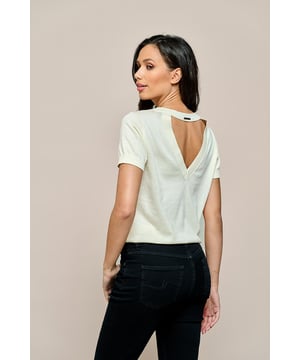 Das Reagan-Top in sanftem Offwhite ist ein vielseitiges Kleidungsstück, das das ganze Jahr über mühelos getragen werden kann. Die durchbrochenen Details auf der Rückseite verleihen diesem Oberteil einen einzigartigen und luxuriösen Effekt. Aus Bio-Baumwolle gefertigt und mit einer schmeichelhaften, lockeren Passform sitzt dieses Feinstrick-Top wunderbar und ist luftig zu tragen. Der luxuriöse Look wird durch die schmalen Rippkanten an Ärmeln, Saum und Ausschnitt verstärkt. Kombinieren Sie das cremefarbene Oberteil für einen Sommerlook mit der bedruckten Aiden-Hose für ein stilvolles und bequemes Outfit. Oder entscheiden Sie sich für einen schicken und lässigen Look, indem Sie das detaillierte Oberteil mit der Donna-Jeanshose und weißen Sneakers kombinieren. Dieses trendige Damen-Top ist das Sommer-Must-Have der Saison!