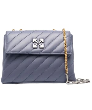 Verhoog je stijl met de Off-White donkergrijze leren tas. Deze gebroken witte dameshandtas heeft een strak leren ontwerp dat zowel veelzijdig als stijlvol is. Deze tas is perfect om al je benodigdheden in mee te nemen en voegt een vleugje elegantie toe aan elke outfit. Pijl-logo aan de voorkant, zak aan de binnenkant, kleine grijze tas Gebroken wit grijze tas, Leren band met metalen kettingschakels, Klein pijl-logo aan de voorkant 100% leer, Gemaakt in Italie, Kleine tas Stijl: OWNN007F21LEA0010700