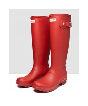 Deze Original Tall Classic Wellington laarzen van Hunter zijn precies dat. origineel en klassiek. Deze rode premium designer regenlaarzen zijn perfect voor natte en modderige wandelingen of tijd doorbrengen met rondscharrelen in de tuin. De laarzen zijn volledig waterdicht. handgemaakt en voorzien van een heavy-duty rubberen buitenzool. Een polyester voering houdt je voeten comfortabel en knus. Ze zijn compleet met Hunter-branding.