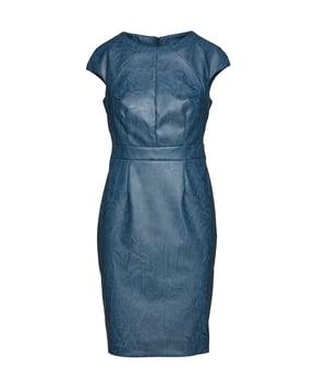 Indigo-jurk van geweven faux moiré-leer met een lichte stretch. Kleine kapmouwtjes en een ronde halslijn. Decoratieve naden vooraan op de borst. 4 cm tailleband in dezelfde stof. Darts boven en onder de tailleband voor een perfecte pasvorm. 2 figuurnaden op de borst. Verborgen ritssluiting achteraan, 48cm. Split op de rug, 9 cm. Gevoerd. Smal matig getailleerd silhouet. Lengte voor maat 38: 102cm.