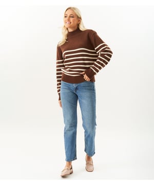 Blijf gezellig en stijlvol met onze oversized trui met hoge hals en strepen. Deze modieuze trui heeft een ontwerp met hoge hals en klassieke strepen, perfect voor elke modebewuste persoon. De oversized pasvorm voegt een vleugje trendy toe aan je garderobe. Blijf warm en zie er het hele seizoen geweldig uit.AfmetingenCa. lengte- 75cm
