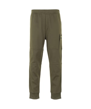 Terraskleding voor heren is verantwoordelijk voor de liefde voor het trainingspak, niet alleen comfortabel, maar ook onderdeel van de casuals-beweging uit de jaren 80, geboren uit liefde voor voetbalmode. De Pocket Sweat is geïnspireerd door deze passie en is de perfecte combinatie van comfort en stijl. Met een retro ontwerp met inzetstukken met naaddetails en een slanke pasvorm bij de manchet, heeft deze joggingbroek een klassiek trainingspaksilhouet. Ze zijn gemaakt van een zachte maar duurzame mix van katoen en polyester en zijn afgewerkt met een veilige zak en de iconische adelaar op een zwarte patch op de dij.