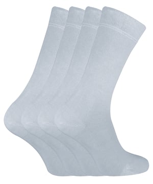 Nuestros calcetines de bambú supersuaves están diseñados para cuidar los pies de todo el mundo con sus costuras lisas en los dedos, su tacto suave y sedoso y su material de bambú viscosa transpirable. Al tomar una decisión sobre tus calcetines de vestir de diario debes tener en cuenta que los llevarás todo el día durante todo el año. Elige estos calcetines de bambú de Sock Snob, ideales para el verano y el invierno. El bambú como fibra es lujosamente suave gracias a sus propiedades naturales y es muy superior al algodón. Además, el bambú evacua la humedad del pie de forma natural. Por lo tanto, si sudas mucho porque hace un calor abrasador, tus pies sudarán mucho menos que si llevaras unos calcetines de algodón normales. Estos calcetines de bambú son perfectos para llevar con cualquier tipo de calzado durante los meses de verano, especialmente cuando las temperaturas empiezan a subir. Son transpirables gracias a su tipo de tejido, calcetines extremadamente finos que permiten que el aire viaje a través del hilo y ayude a refrescar tus pies. Para marcar un verdadero signo de calidad, estos calcetines de bambú de 200 agujas finamente tejidas están rematados con el estampado Sock Snob en la parte inferior del pie. Estos calcetines de bambú para la pantorrilla están disponibles en 5 colores. Están disponibles en 2 tallas: 7-11 UK 7-12 US 39-45 EU y 4-7 UK 5-8 US 37-42 EU para mayor comodidad. Están empaquetados con cartón y bolsas reciclables y se pueden lavar a máquina.