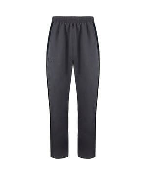 Estos pantalones de chándal están meticulosamente confeccionados para ofrecer una comodidad excepcional, libertad de movimiento y un diseño contemporáneo, lo que los convierte en un complemento versátil para tu colección de ropa activa. El clásico color gris añade un toque atemporal y versátil a tu conjunto.

Características principales:

 Tejido:  Estos pantalones de chándal suelen estar confeccionados en tejido, que ofrece durabilidad y una sensación de ligereza.

 Cintura elástica:  La cintura elástica con cordón ajustable garantiza un ajuste seguro y cómodo, y permite personalizar el tamaño de la cintura.

 Corte cónico:  El diseño de pernera cónica ofrece un aspecto moderno y atlético a la vez que permite facilidad de movimiento.

 Bolsillos con cremallera:  Los bolsillos seguros con cremallera proporcionan un cómodo almacenamiento para pequeños objetos esenciales como llaves o tu teléfono.

 Uso versátil:  Tanto si te diriges al gimnasio, sales a correr o simplemente disfrutas de un día de paseo informal, estos pantalones de chándal ofrecen comodidad y estilo.

 Logotipo Under Armour:  El logotipo de Under Armour suele aparecer en la pernera o en la cadera, mostrando el compromiso de la marca con la calidad y el rendimiento.

 Tecnología de evacuación de la humedad:  La tecnología de Under Armour que absorbe la humedad aleja eficazmente el sudor y la humedad de la piel, manteniéndote seco y cómodo durante los entrenamientos.

 Tecnología antiolor:  La tecnología antiolor ayuda a prevenir el crecimiento de microbios causantes de olores, asegurando que te mantengas fresco durante y después de los entrenamientos.

 Construcción duradera:  Under Armour es conocida por sus productos duraderos y de alta calidad, lo que garantiza que estos pantalones de chándal puedan soportar las exigencias del uso y los lavados regulares.