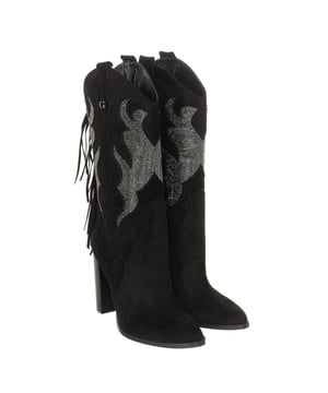 Hochhackige Stiefel.
 Oberfläche aus Wildleder.
 Spitz zulaufende Zehe.
 Schaft mit Strasssteinen und Fransen auf der Rückseite.
 Von der Marke gestaltete Vorlage.
 Rutschfeste Sohle.
 Nähte im Ton gesehen.
 Maße: Schaft: 27cm - Absatz: 10cm
 Zusammensetzung: Exterieur: Synthetik; Innen: Leder; Sohle: Synthetik, Textil
 Pflege:
Mit einem feuchten Tuch reinigen.