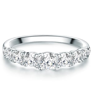 Everyone should see it at first glance: you and her dream woman belong together! With this strongly sparkling engagement ring from the jewelry manufacturer Tresor 1934 you can express in a charming way of your deep connection. When the time has come for great feelings, this filigree piece of jewelry in the storm conquers the women's heart. Made made of 925 sterling silver and with elaborately cut zirconia stones, this ring will always enchant its wearer. Provided with high -quality start -up protection, it becomes an absolute favorite companion for every day. Whether solo or carried together with the wedding ring: your wife is certainly often addressed on this fairytale ring!
