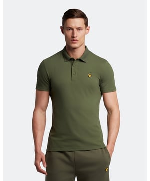 Das Lyle & Scott Sports Core Polo ist ein unverzichtbares Kleidungsstück, das schnell zur Ikone wird. Es ist das Nonplusultra in Sachen dezentes, leistungssteigerndes Design, ohne dabei auf Stil zu verzichten. Das Polo besteht aus einer weichen und äußerst strapazierfähigen Baumwoll-Polyester-Mischung mit Elastangarnen, sodass sich das Kleidungsstück Ihren Bewegungen anpasst. Es verfügt über einen klassischen Kragen, eine Dreiknopfleiste, Detailnähte und den charakteristischen Golden Eagle. Passform: Normal. Es ist so geschnitten, dass es weder zu eng noch zu locker sitzt und Ihnen einen klassischen, zeitlos stilvollen Look verleiht. Wir empfehlen Ihnen, Ihre übliche Größe zu bestellen. Wenn Sie zwischen zwei Größen schwanken, wählen Sie eine Nummer größer.