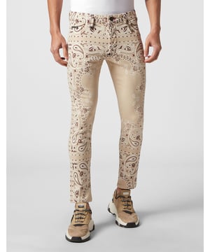 Wenn Sie auf der Suche nach Einzigartigkeit sind, empfehlen wir Ihnen diese Denim-Hose mit 5 Taschen.                                              Stretch-Denim mit Steinwaschung    Durchgehender Paisley-Print im Bandanna-Stil    Einzelner Metallknopf am Bund  PP-Sechseck auf einem Lederabzeichen, das auf der rechten Gesäßtasche aufgenäht ist   Passform: Skinny