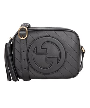 Material: Schwarzes Leder  
Tragegurt: Schulterriemen mit einem Abfall von 54,5 cm  
Abmessungen: B 21 cm x H 15,5 cm x T 5 cm  
Hergestellt in Italien  
Maße: Breite: 50 mm, Länge: 210 mm, Höhe: 155 mm, Griffabfall: 545 mm