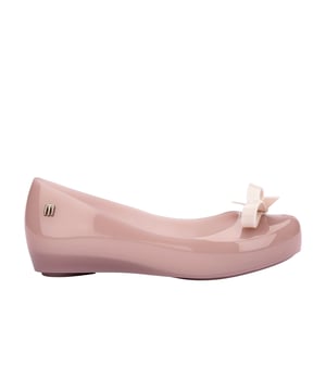 The ever-growing return of the feminine to fashion gives life to this new ballerina shoe in the Bow family: the Melissa Ultragirl Bow has a romantic and delicate aesthetic. What stands out is the bow of thin and delicate straps on the vamp. The models classic features of comfort and a snug fit were maintained, making it a perfect choice to impress in various outfits, with or without socks.