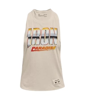 Colaboración Project Rock:  La colección Project Rock es una colaboración entre Under Armour y Dwayne "The Rock" Johnson, conocida por su dedicación a la fuerza, la determinación y el fitness. La camiseta de tirantes puede llevar logotipos, gráficos o eslóganes asociados a esta colaboración.

 Tejido de alto rendimiento:  Under Armour es conocida por su ropa de alto rendimiento. La camiseta de tirantes puede estar fabricada con un tejido de alta calidad que absorbe la humedad para mantenerte cómodo durante los entrenamientos o las actividades diarias.

 Ajuste:  Puede ser entallada o semientallada, según tus preferencias. Algunas opciones pueden tener un corte más holgado y atlético para mayor comodidad.

 Confección cómoda:  Busque características tales como un cuello redondo o un diseño racerback, lo que permite la libertad de movimiento y comodidad durante los entrenamientos.

 Logotipo de Under Armour:  El logotipo de Under Armour aparece a menudo en la ropa Project Rock, simbolizando el compromiso de la marca con la calidad y el rendimiento.

 Eslóganes o gráficos:  Muchos artículos de Project Rock incluyen citas inspiradoras o gráficos que se alinean con los mensajes motivacionales de Dwayne Johnson.